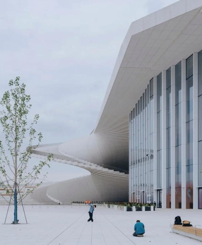 Scara care arată ca un evantai uriaș și pare că sfidează gravitația. Construcția spectaculoasă inaugurată la Shanghai 1113491