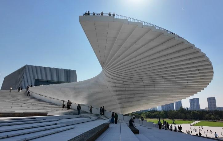 Scara care arată ca un evantai uriaș și pare că sfidează gravitația. Construcția spectaculoasă inaugurată la Shanghai 1113505