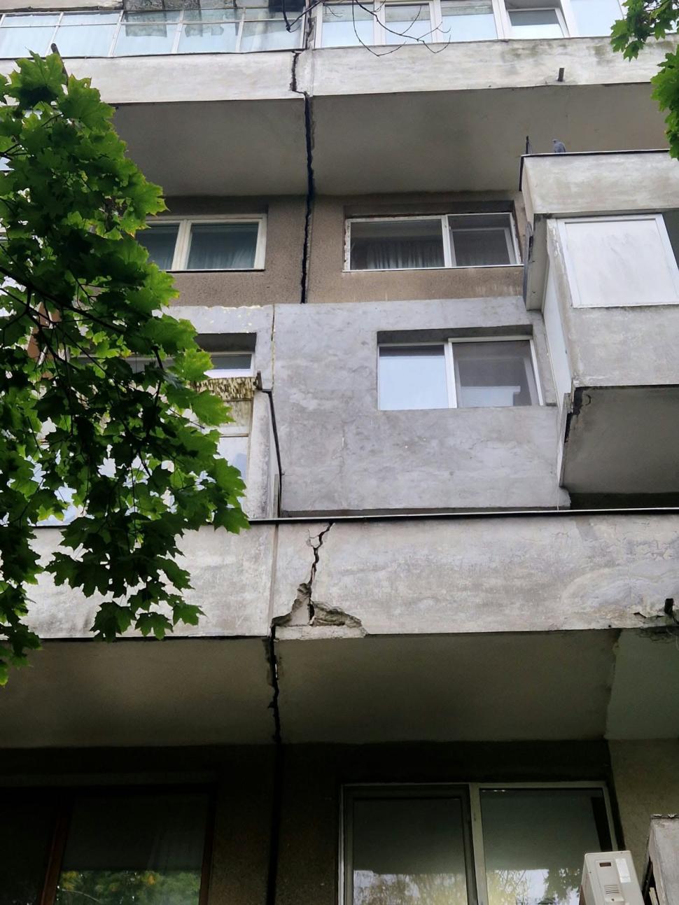 Pericol de prăbușire într-un bloc din București: O crăpătură se întinde de la etajul 5 până la etajul 8. Ce spune PMB despre incident 1113709