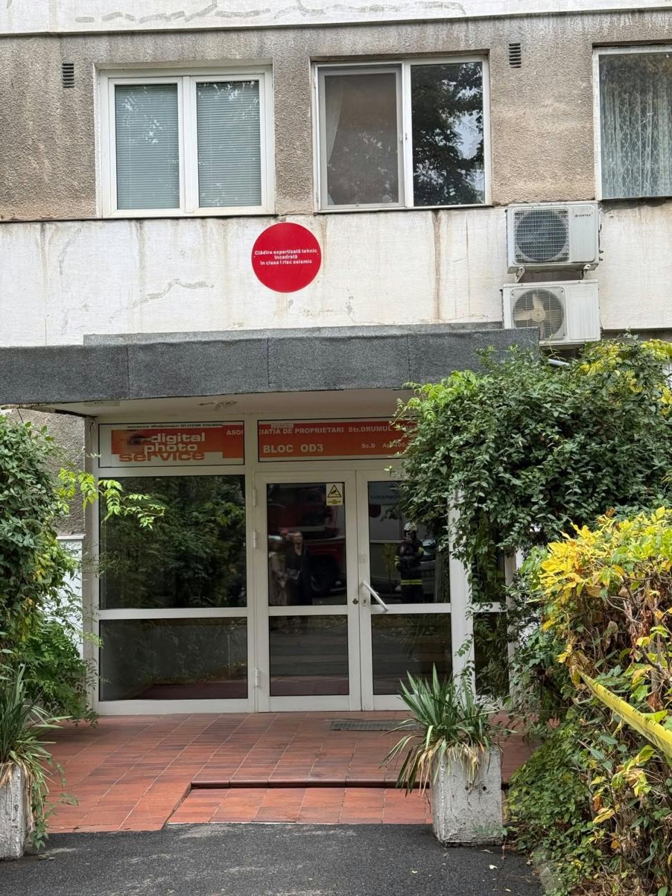 Pericol de prăbușire într-un bloc din București: O crăpătură se întinde de la etajul 5 până la etajul 8. Locatarii au fost evacuați 1113710