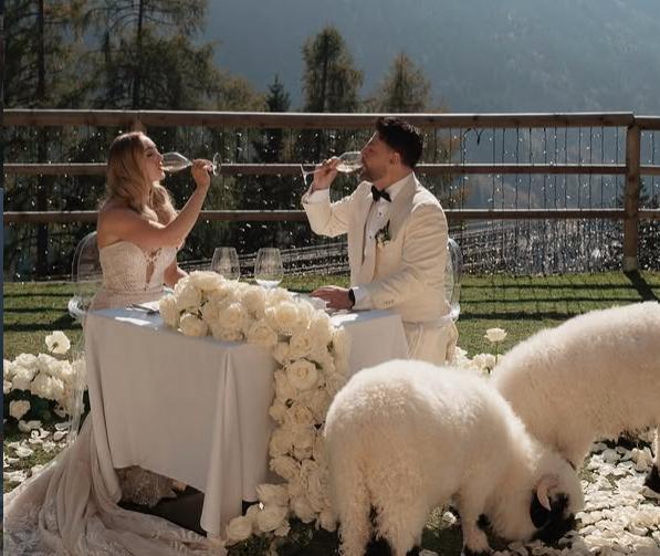 Un hotel oferă un pachet de lux pentru cererile în căsătorie. Include o piscină cu petale de trandafir şi mic-dejun cu două alpaca 1112886