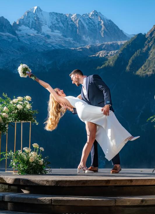 Un hotel oferă un pachet de lux pentru cererile în căsătorie. Include o piscină cu petale de trandafir şi mic-dejun cu două alpaca 1112887