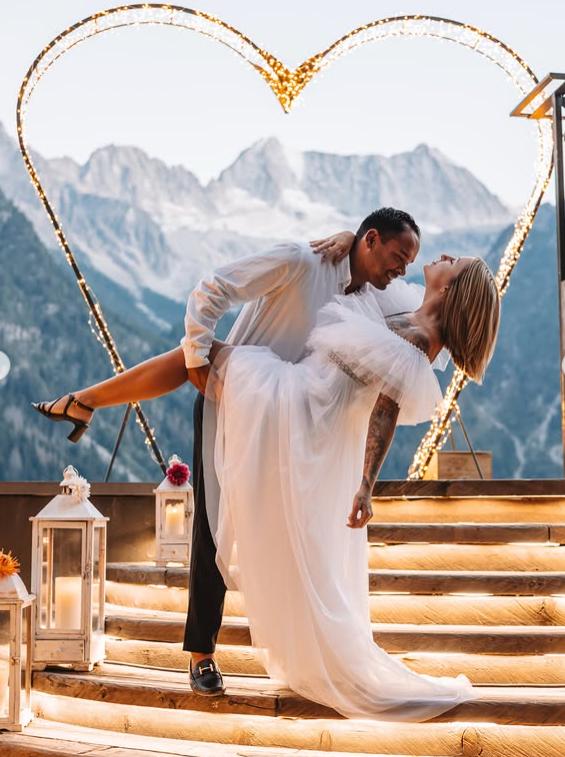 Un hotel oferă un pachet de lux pentru cererile în căsătorie. Include o piscină cu petale de trandafir şi mic-dejun cu două alpaca 1112888