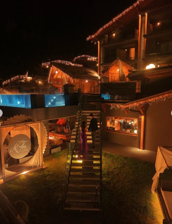 Un hotel oferă un pachet de lux pentru cererile în căsătorie. Include o piscină cu petale de trandafir şi mic-dejun cu două alpaca 1112891