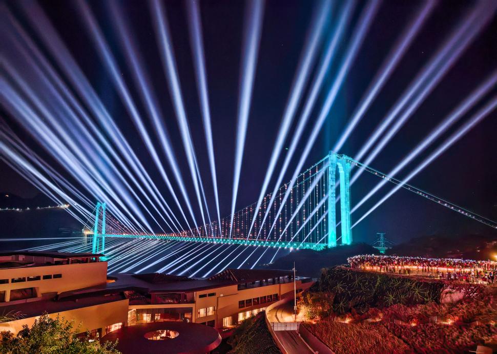 Cel mai înalt pod din lume a ajuns o atracție turistică uriașă cu peste 3.000.000 de vizitatori pe an: Cum arată „vacanța printre nori” 1113981