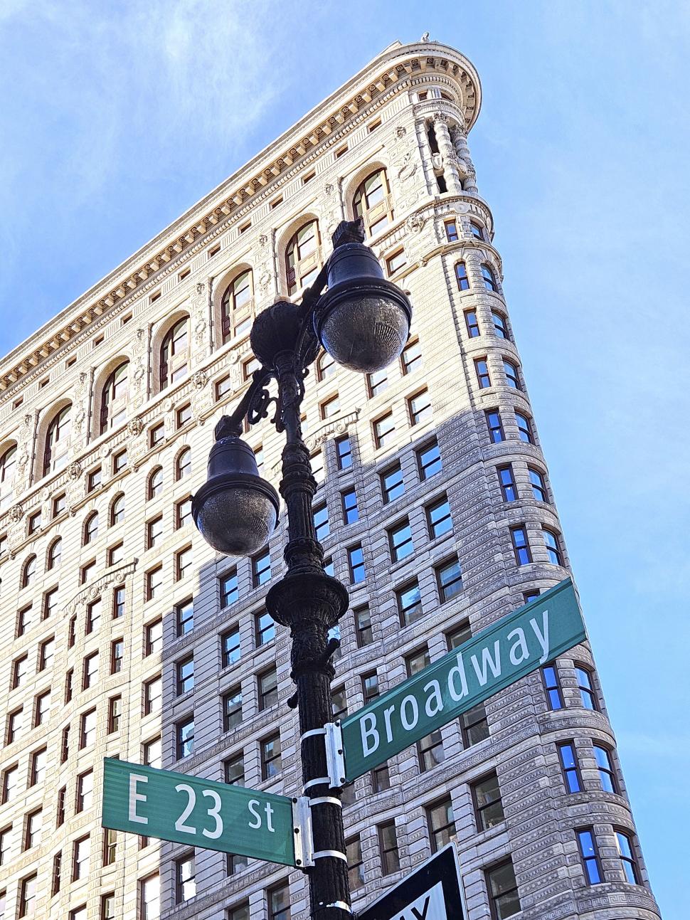 Clădirea „fier de călcat” din New York e ca nouă, după 7 ani de renovări. Cum arată azi blocul: Apartamentele costă și 50.000.000 de $ 1114098