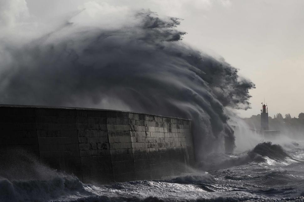 Europa a fost lovită de furtunile Austen și Boelo. Doi morți în Marea Britanie, 150.000 de locuințe fără curent și zboruri anulate 1114056