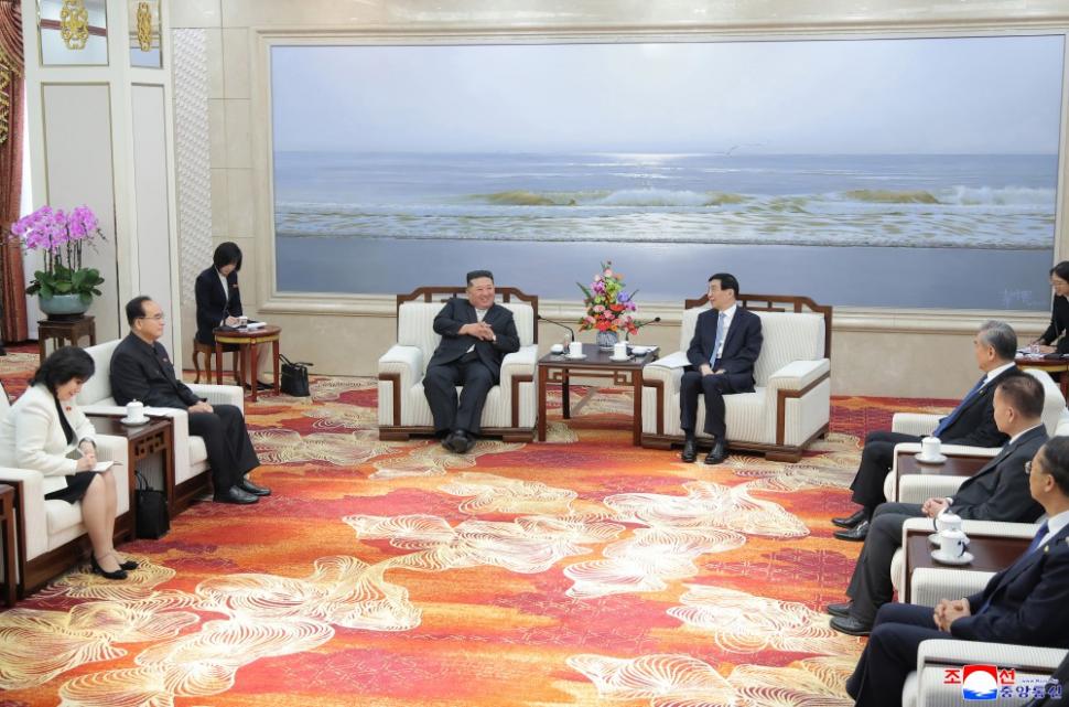 Kim Jong Un s-a dus sâmbătă în China, dar de data asta nu el a atras atenția, ci ministra lui de externe. Ce s-a văzut în fotografii 1114186