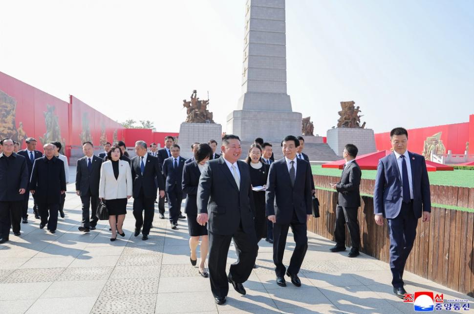 Kim Jong Un s-a dus sâmbătă în China, dar de data asta nu el a atras atenția, ci ministra lui de externe. Ce s-a văzut în fotografii 1114187