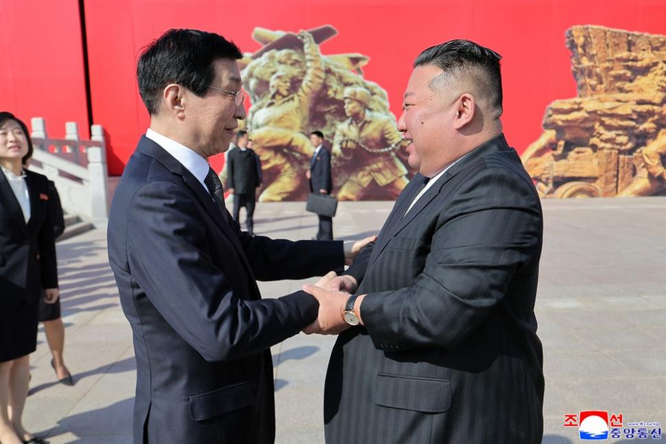 Kim Jong Un s-a dus sâmbătă în China, dar de data asta nu el a atras atenția, ci ministra lui de externe. Ce s-a văzut în fotografii 1114189