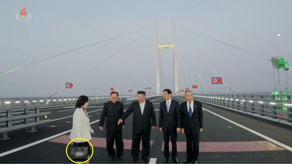 Kim Jong Un s-a dus sâmbătă în China, dar de data asta nu el a atras atenția, ci ministra lui de externe. Ce s-a văzut în fotografii 1114193
