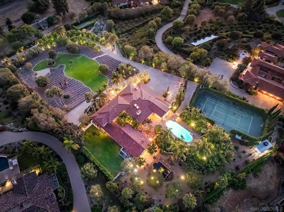 O proprietate din California, scoasă la vânzare cu 7.999.000 de $, ascunde o grădină secretă cu un arbore dragon vechi de 100 de ani 1114195