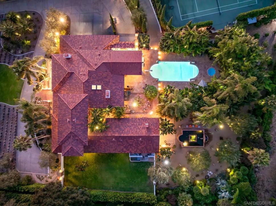 O proprietate din California, scoasă la vânzare cu 7.999.000 de $, ascunde o grădină secretă cu un arbore dragon vechi de 100 de ani 1114196