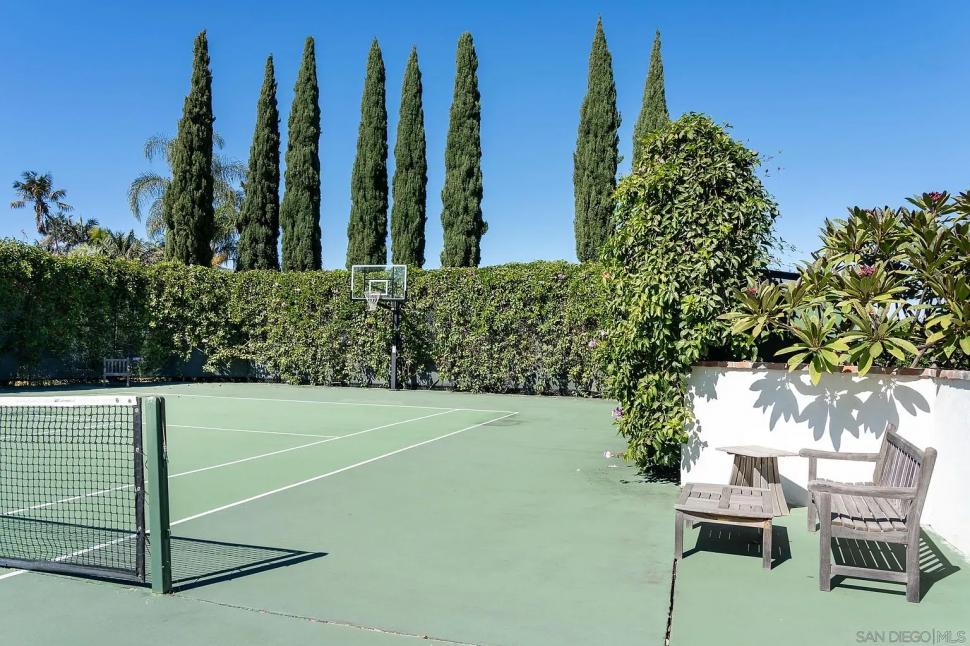 O proprietate din California, scoasă la vânzare cu 7.999.000 de $, ascunde o grădină secretă cu un arbore dragon vechi de 100 de ani 1114197