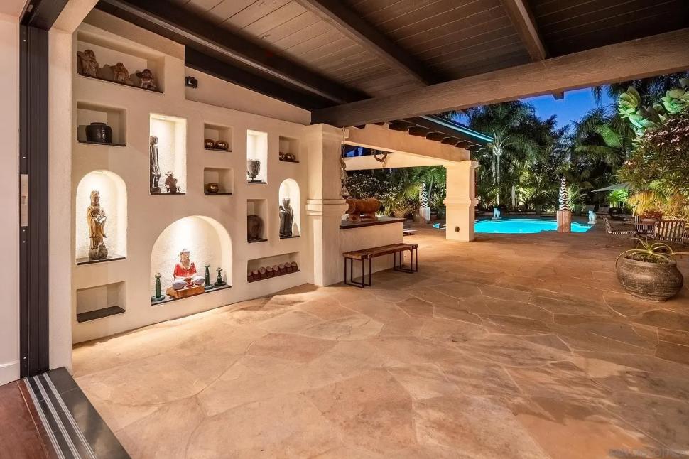 O proprietate din California, scoasă la vânzare cu 7.999.000 de $, ascunde o grădină secretă cu un arbore dragon vechi de 100 de ani 1114212