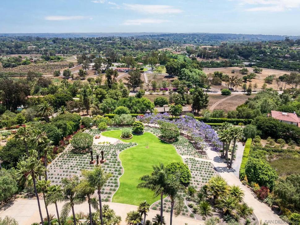 O proprietate din California, scoasă la vânzare cu 7.999.000 de $, ascunde o grădină secretă cu un arbore dragon vechi de 100 de ani 1114222