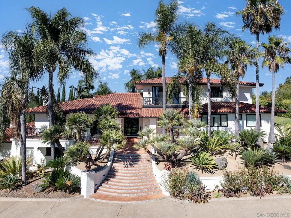 O proprietate din California, scoasă la vânzare cu 7.999.000 de $, ascunde o grădină secretă cu un arbore dragon vechi de 100 de ani 1114224