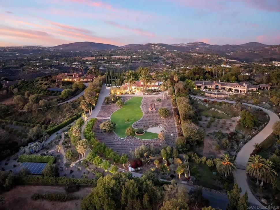 O proprietate din California, scoasă la vânzare cu 7.999.000 de $, ascunde o grădină secretă cu un arbore dragon vechi de 100 de ani 1114226