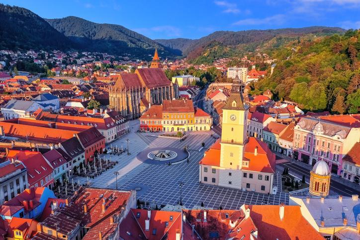 Sunt două orașe în România în care turiștii sunt deja prea mulți și se simt efectele. În Brașov, au apărut reducerile pentru localnici 1114146