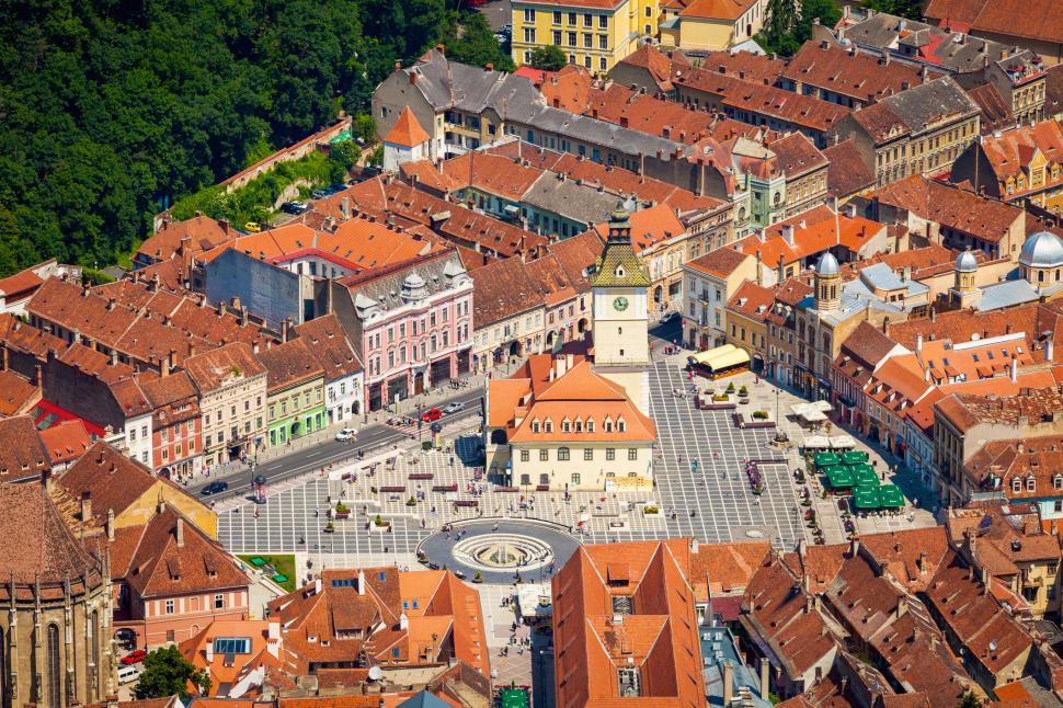 Sunt două orașe în România în care turiștii sunt deja prea mulți și se simt efectele. În Brașov, au apărut reducerile pentru localnici 1114147