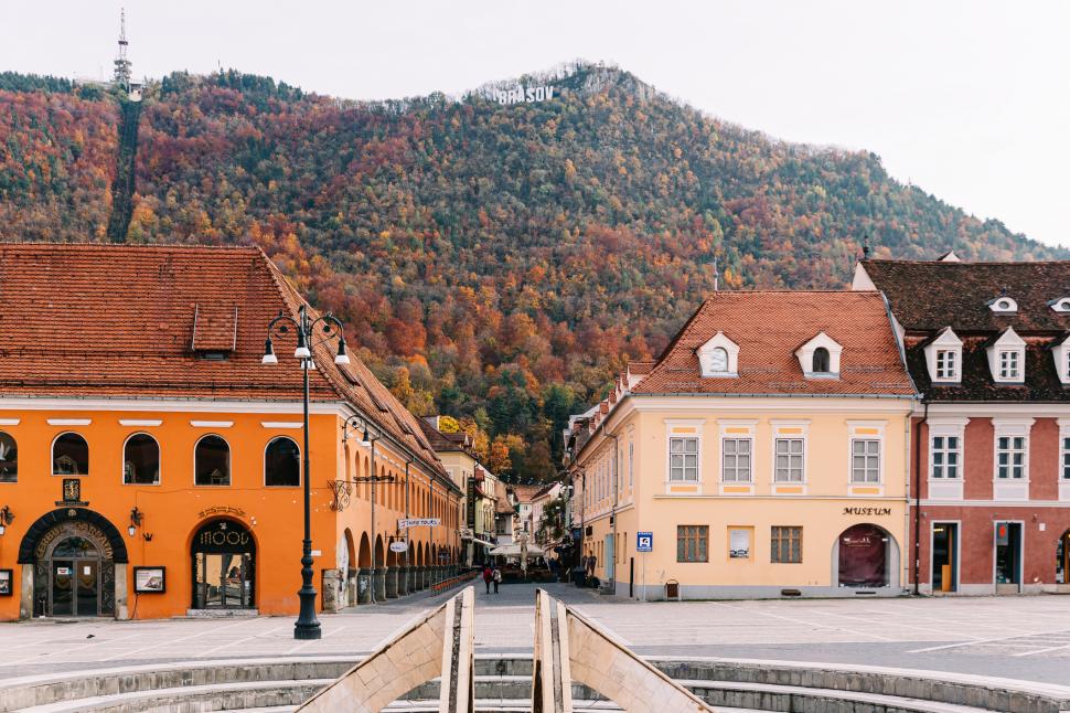 Sunt două orașe în România în care turiștii sunt deja prea mulți și se simt efectele. În Brașov, au apărut reducerile pentru localnici 1114148
