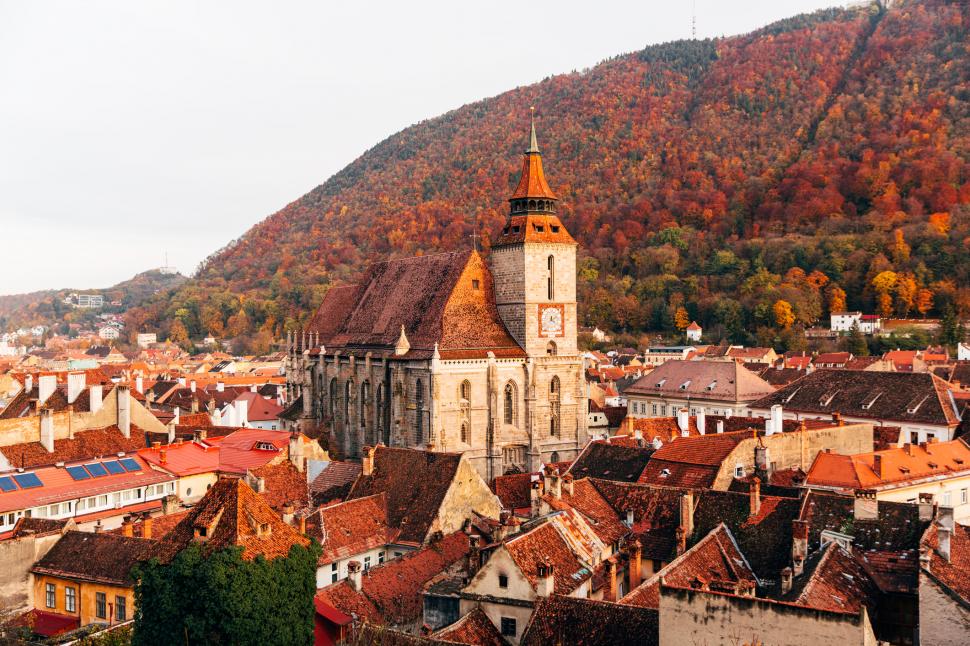Sunt două orașe în România în care turiștii sunt deja prea mulți și se simt efectele. În Brașov, au apărut reducerile pentru localnici 1114149
