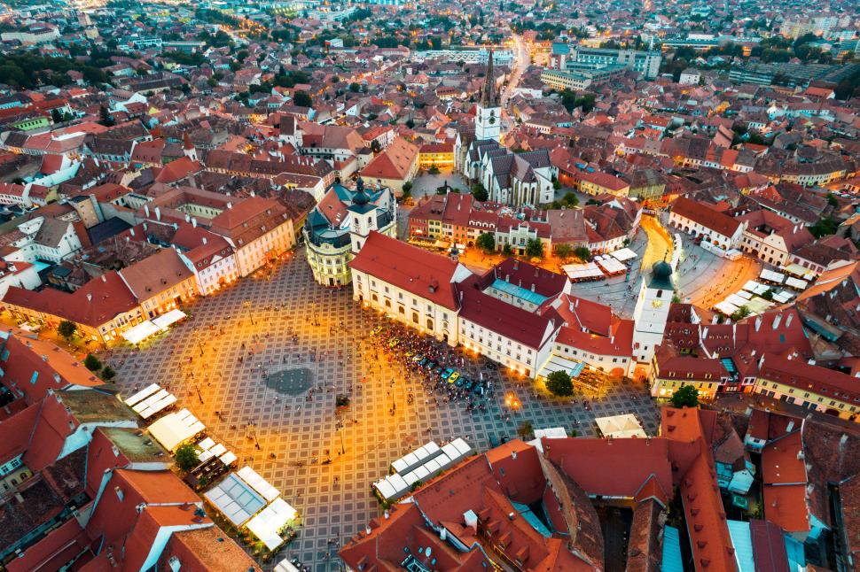 Sunt două orașe în România în care turiștii sunt deja prea mulți și se simt efectele. În Brașov, au apărut reducerile pentru localnici 1114151