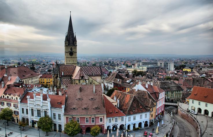 Sunt două orașe în România în care turiștii sunt deja prea mulți și se simt efectele. În Brașov, au apărut reducerile pentru localnici 1114152