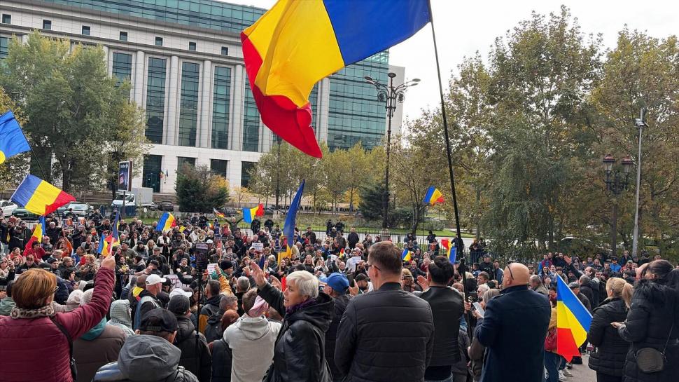 Călin Georgescu ar putea fi eliberat miercuri. Tribunalul București a luat decizia. Susținătorii săi sărbătoresc în stradă 1114108