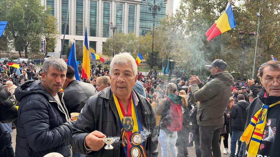 Călin Georgescu ar putea fi eliberat miercuri. Tribunalul București a luat decizia. Susținătorii săi sărbătoresc în stradă 1114109