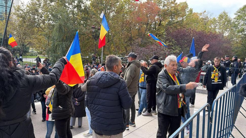 Călin Georgescu ar putea fi eliberat miercuri. Tribunalul București a luat decizia. Susținătorii săi sărbătoresc în stradă 1114112