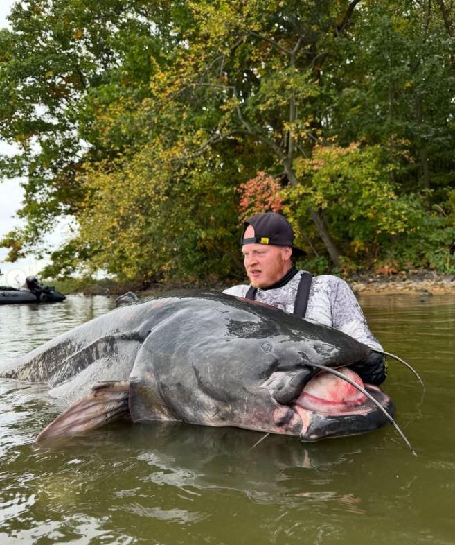 Un "pește-monstru" de 3 metri lungime a fost prins în Polonia de doi pescari  1114082