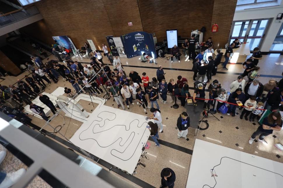 Cine sunt tinerii care construiesc viitorul? ROBOFEST aduce roboții în competiție, iar Fundația Dan Voiculescu premiază excelența 1114542