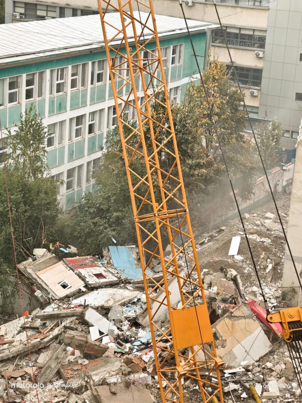 O parte din blocul din Rahova s-a prăbușit în timpul demolării. Momentul a fost surprins în imagini 1114393