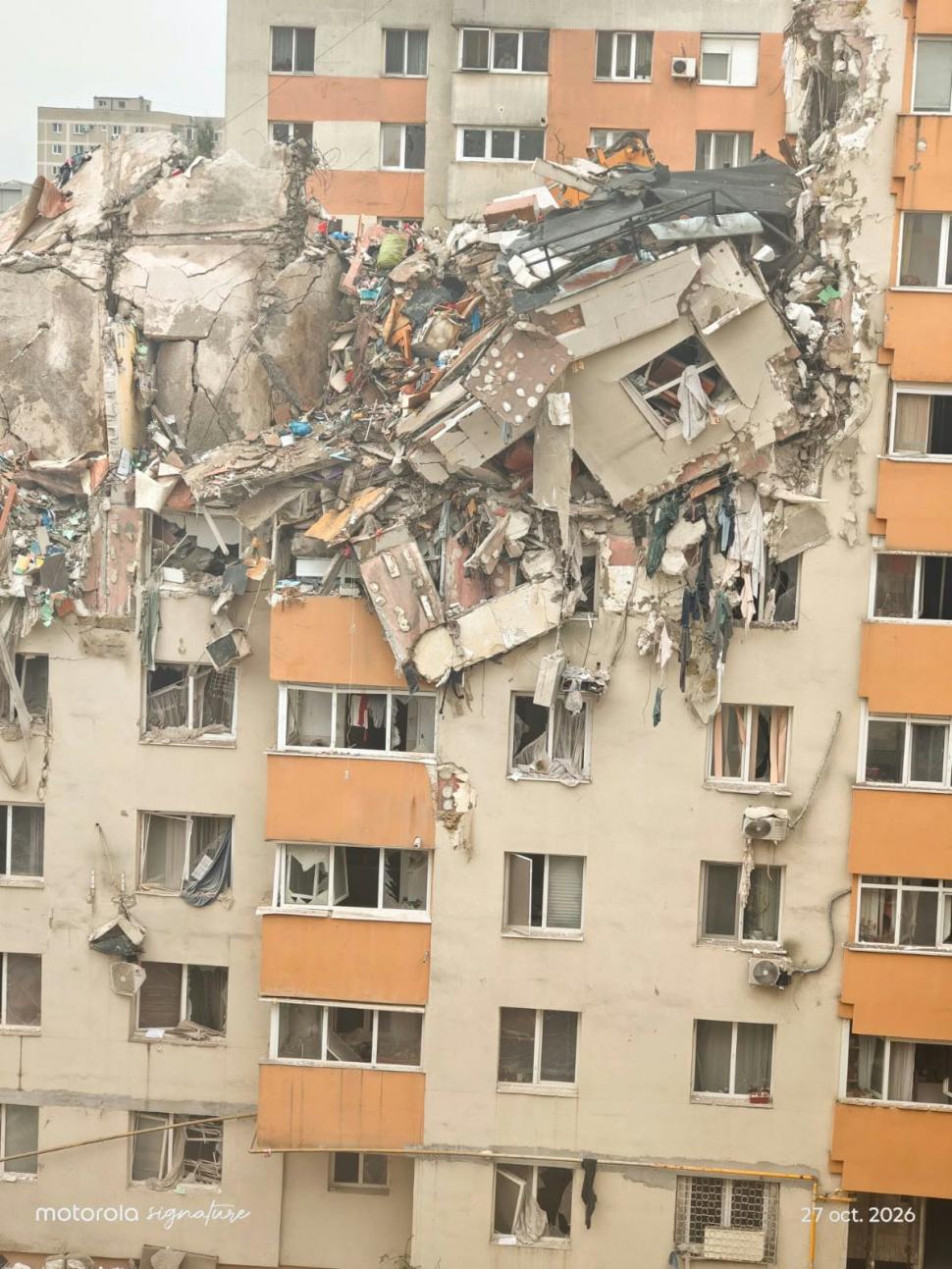 O parte din blocul din Rahova s-a prăbușit în timpul demolării. Momentul a fost surprins în imagini 1114394