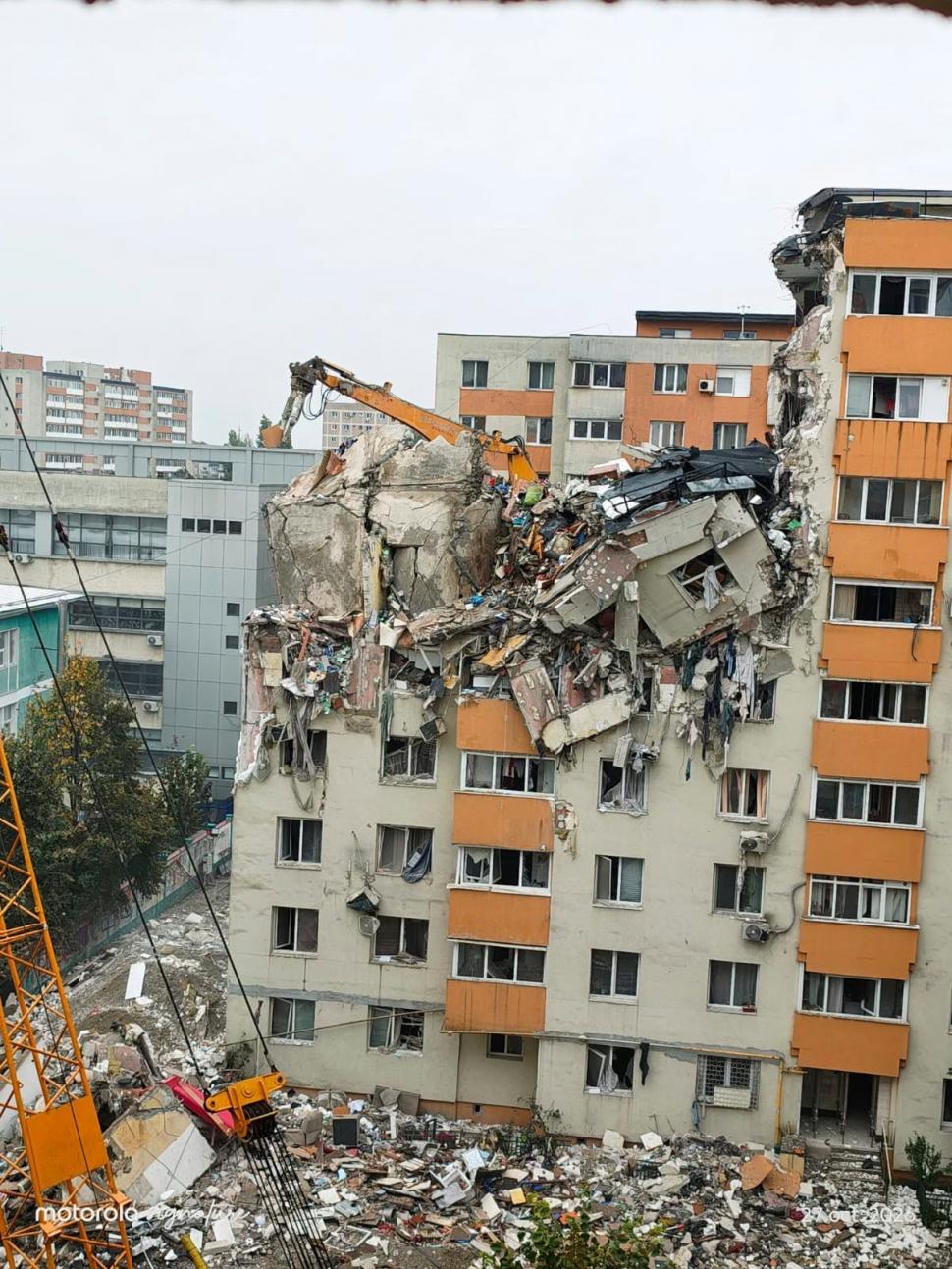 O parte din blocul din Rahova s-a prăbușit în timpul demolării. Momentul a fost surprins în imagini 1114395