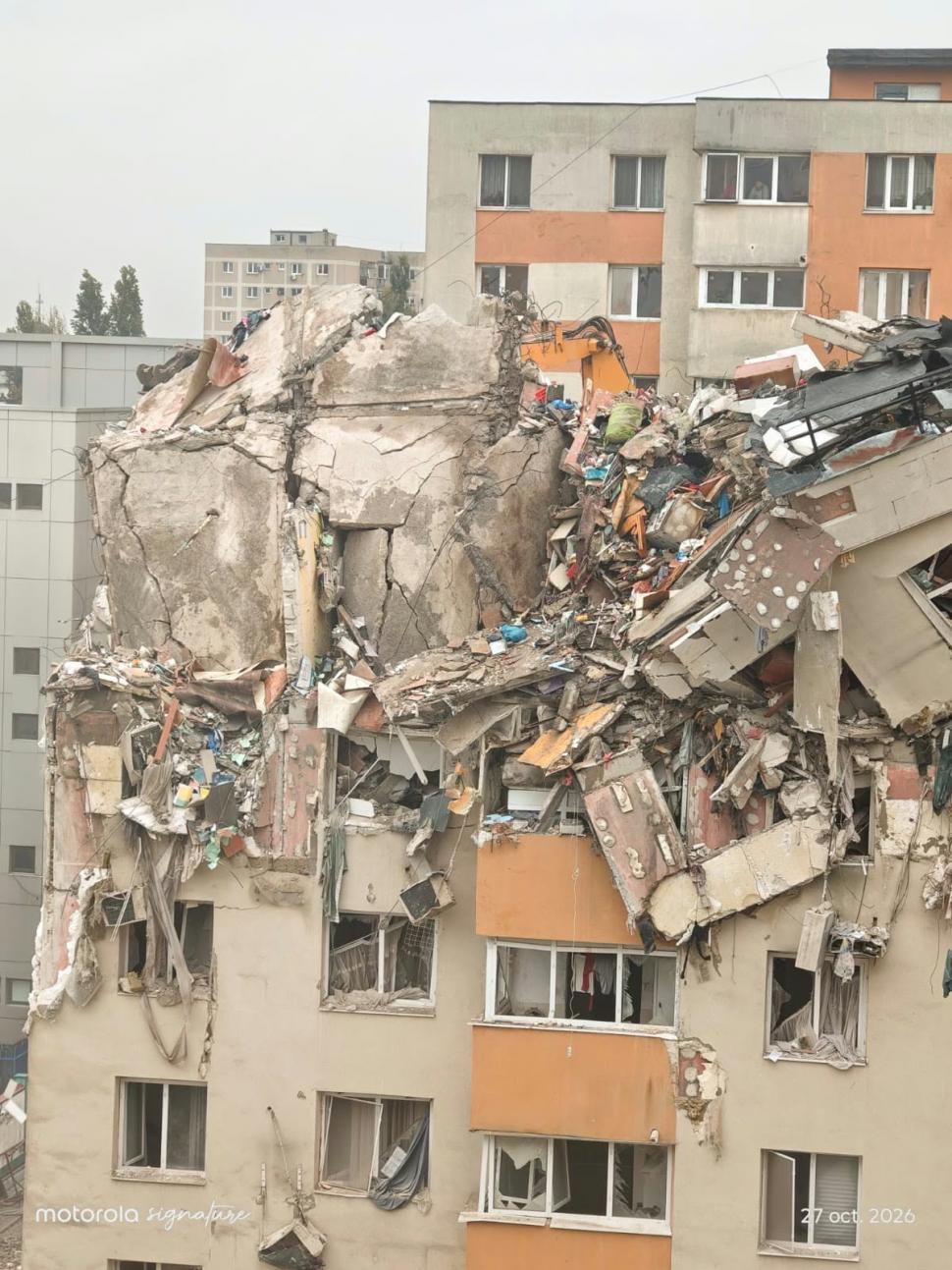 O parte din blocul din Rahova s-a prăbușit în timpul demolării. Momentul a fost surprins în imagini 1114396