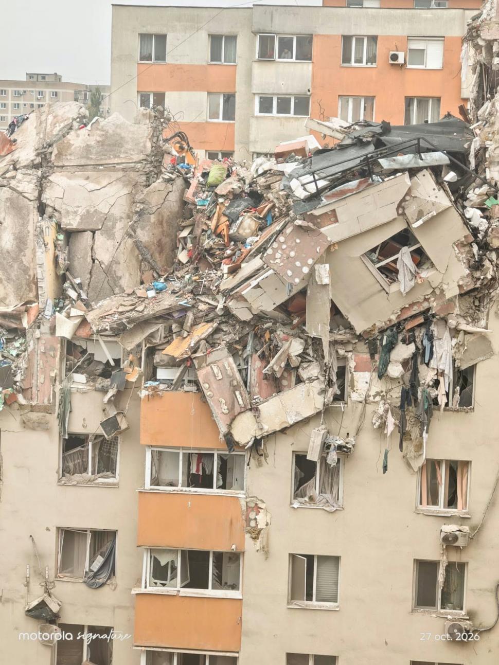 O parte din blocul din Rahova s-a prăbușit în timpul demolării. Momentul a fost surprins în imagini 1114397