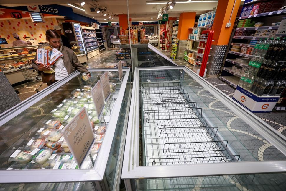 Ce faci când nu mai găsești nimic în supermarketuri. Un italian a povestit cum a reacționat când a găsit rafturile goale zile la rând 1114647