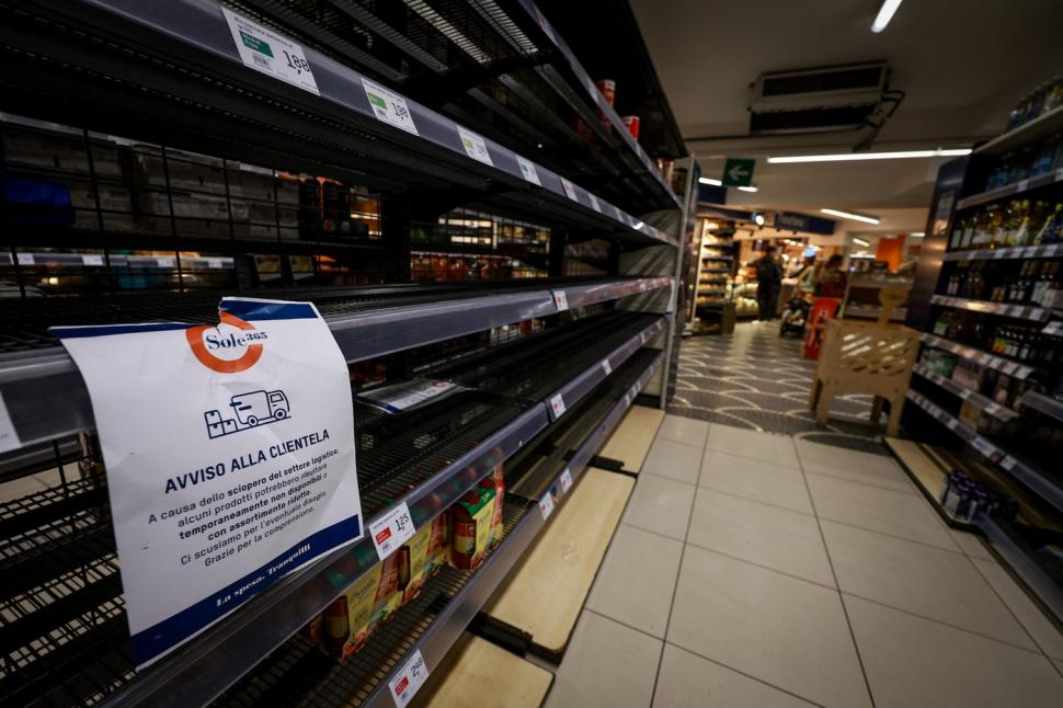 Ce faci când nu mai găsești nimic în supermarketuri. Un italian a povestit cum a reacționat când a găsit rafturile goale zile la rând 1114648