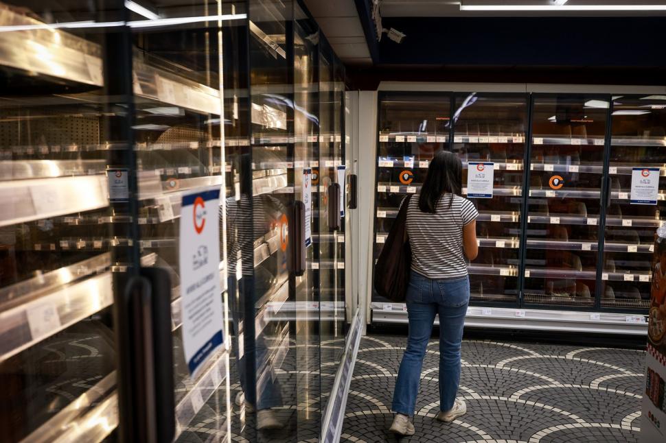 Ce faci când nu mai găsești nimic în supermarketuri. Un italian a povestit cum a reacționat când a găsit rafturile goale zile la rând 1114649