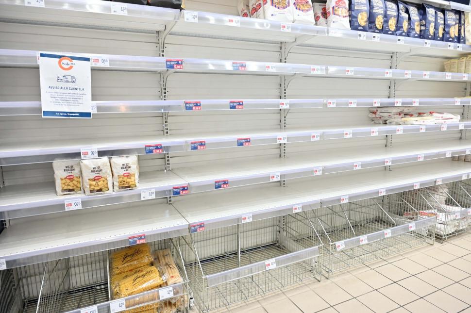 Ce faci când nu mai găsești nimic în supermarketuri. Un italian a povestit cum a reacționat când a găsit rafturile goale zile la rând 1114652