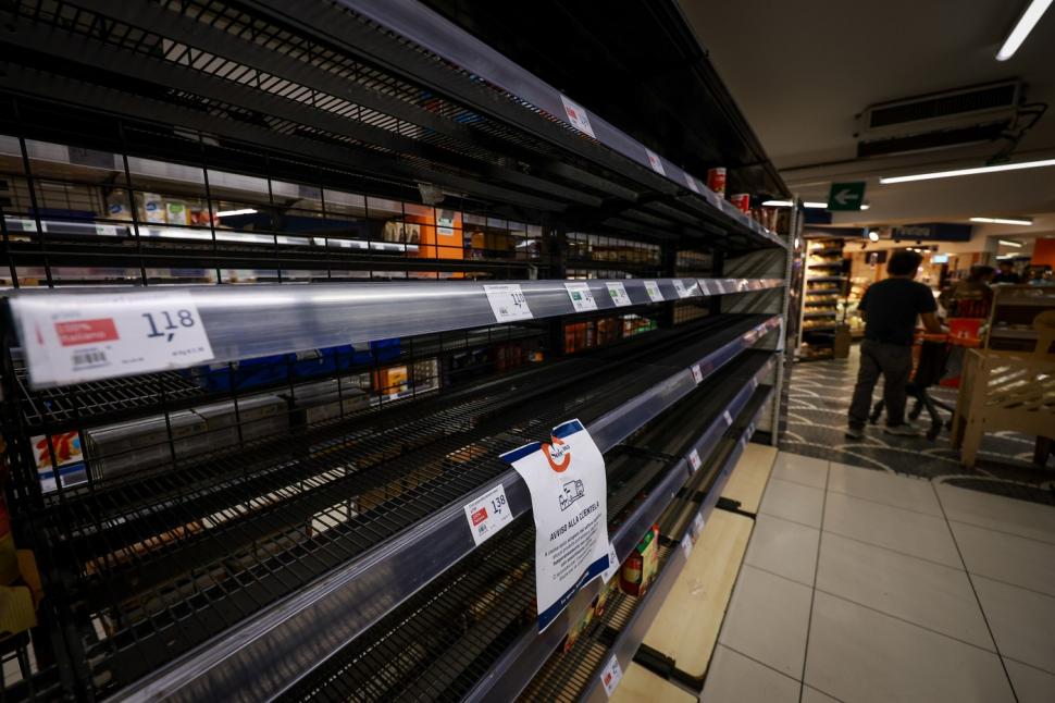 Ce faci când nu mai găsești nimic în supermarketuri. Un italian a povestit cum a reacționat când a găsit rafturile goale zile la rând 1114653
