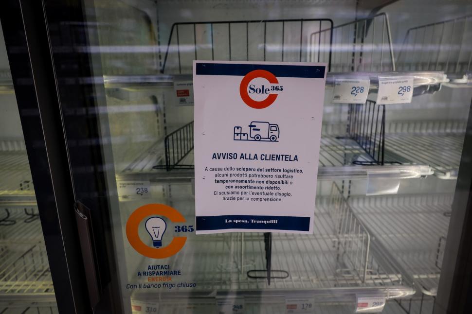 Ce faci când nu mai găsești nimic în supermarketuri. Un italian a povestit cum a reacționat când a găsit rafturile goale zile la rând 1114654