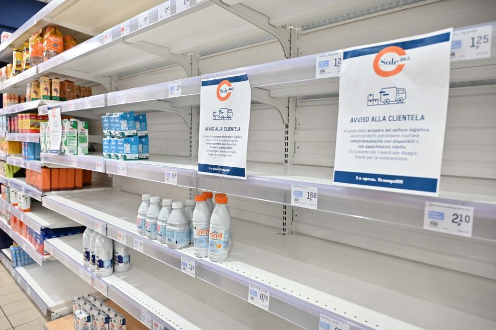Ce faci când nu mai găsești nimic în supermarketuri. Un italian a povestit cum a reacționat când a găsit rafturile goale zile la rând 1114658