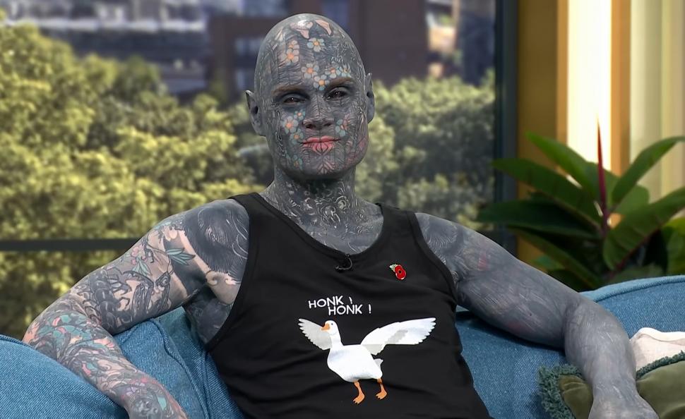 „Cel mai tatuat profesor din lume” predă la o școală din Paris, unor elevi cu vârste între 6 și 11 ani: Are desene pe 98% din corp 1115190
