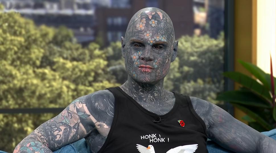 „Cel mai tatuat profesor din lume” predă la o școală din Paris, unor elevi cu vârste între 6 și 11 ani: Are desene pe 98% din corp 1115192