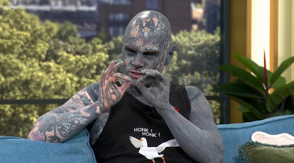 „Cel mai tatuat profesor din lume” predă la o școală din Paris, unor elevi cu vârste între 6 și 11 ani: Are desene pe 98% din corp 1115195