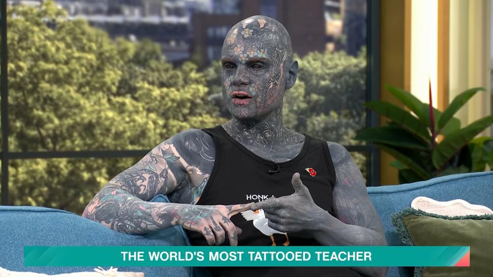 „Cel mai tatuat profesor din lume” predă la o școală din Paris, unor elevi cu vârste între 6 și 11 ani: Are desene pe 98% din corp 1115197
