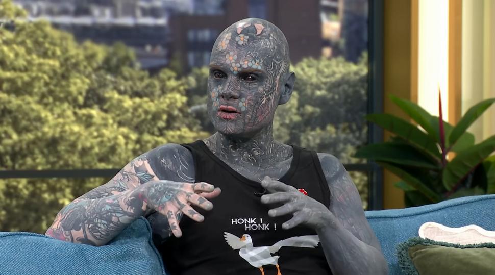 „Cel mai tatuat profesor din lume” predă la o școală din Paris, unor elevi cu vârste între 6 și 11 ani: Are desene pe 98% din corp 1115198
